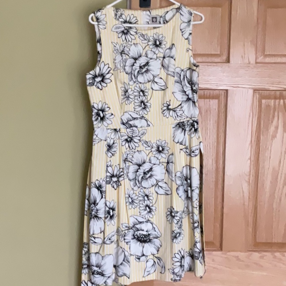 Woman dress, very nice and pretty, good condition